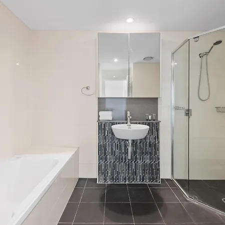 Apartment High-rise With Pool, Sauna & Gym Access
