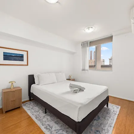 Apartment Modern 2-bed With Gym & Sauna Access *