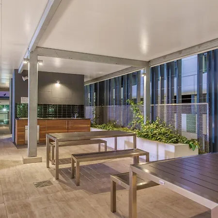Spacious Valley Pad In Street Precinct Apartment *