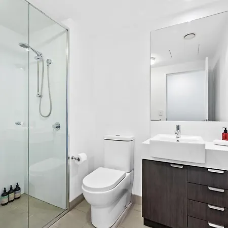 Spacious Valley Pad In Street Precinct Apartment Brisbane