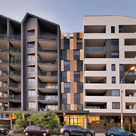 Apartment Spacious West End With Pool & Bbq Access