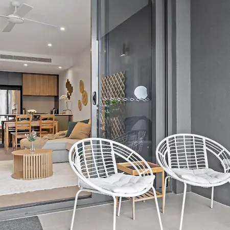 Spacious West End With Pool & Bbq Access