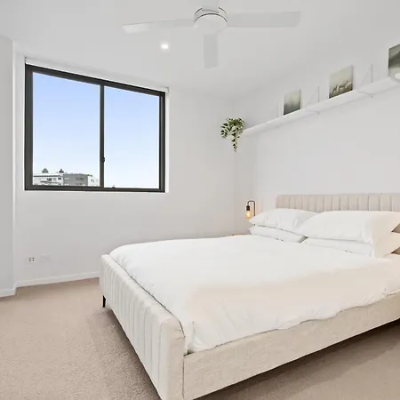 Apartment Spacious West End With Pool & Bbq Access