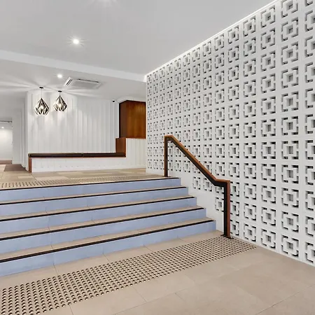 Apartment Spacious West End With Pool & Bbq Access