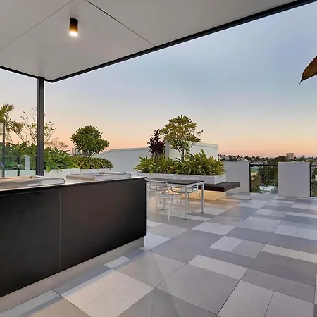 Spacious West End With Pool & Bbq Access Apartment