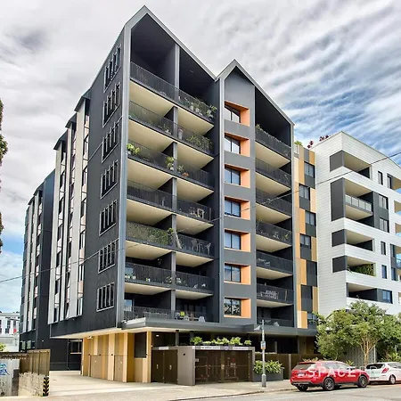 Spacious West End With Pool & Bbq Access Apartment