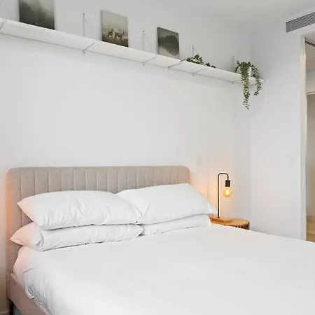 Spacious West End With Pool & Bbq Access Apartment *
