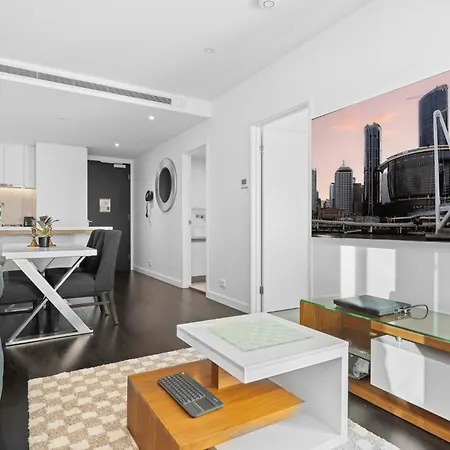 Escape With Balcony & Resort-style Amenities Apartment