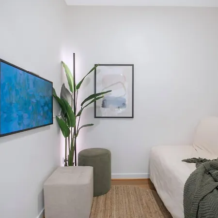 'sage Bloom' Elegant Newstead With Shared Pool Apartment *