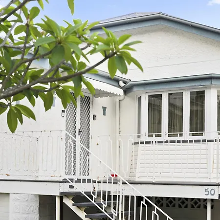 Holiday home Spacious Family With Garden In Quiet Suburb *