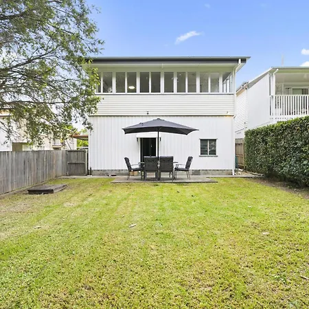 Holiday home Spacious Family With Garden In Quiet Suburb *