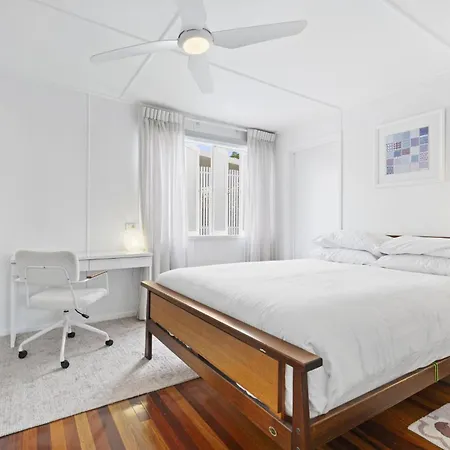 Holiday home Spacious Family With Garden In Quiet Suburb
