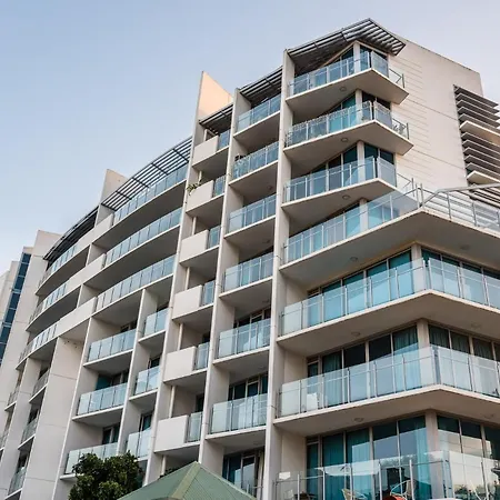 Russell St Retreat Stunning & Park Views