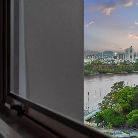 A Touch Of Class - 2bed-2bath-1car-balcony-views - Cbd Apartment