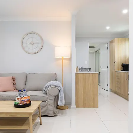 Smart Self Check-in - Freney Park Apartment *