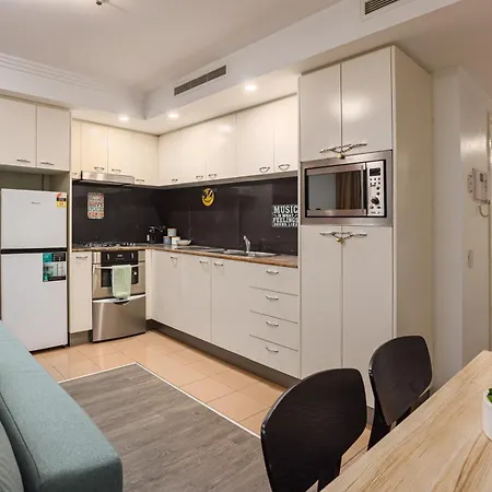 Retro Mania Cbd Sleeps 6 Car Park Included Apartment *