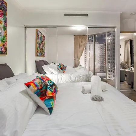 Retro Mania Cbd Sleeps 6 Car Park Included