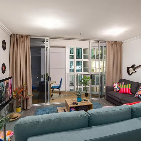 Retro Mania Cbd Sleeps 6 Car Park Included Apartment *