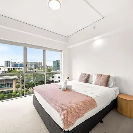 Belise - Executive 2br Elegance Parking & Pool Apartment Brisbane