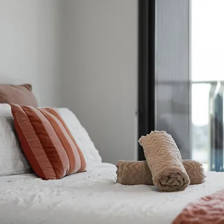 2br In Proximity Hamilton With Carpark *