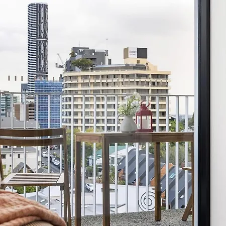 Stylish 2br Retreat Walk To Shop & Local Hotspots *