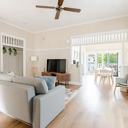 A5q Abnb-style 3br House With Balcony & 2 Free Parking Nr Portside Wharf