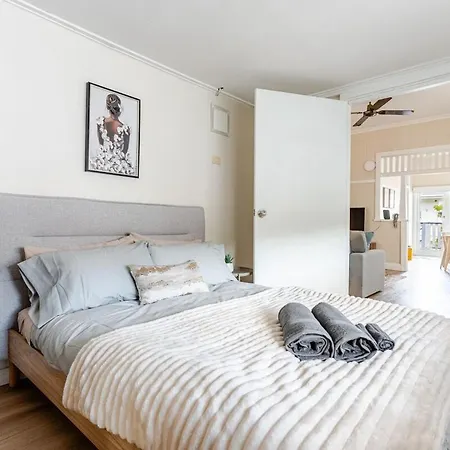 A5q Abnb-style 3br House With Balcony & 2 Free Parking Nr Portside Wharf Holiday home