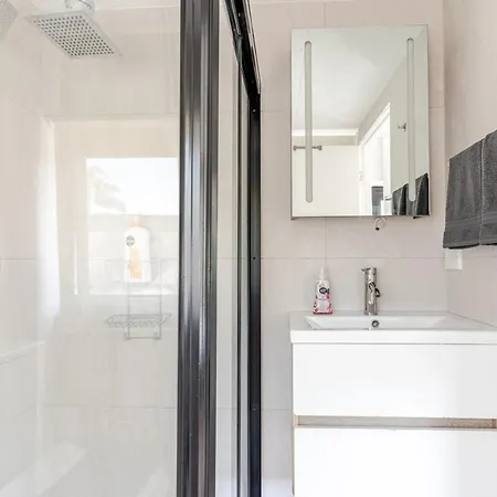 A5q Abnb-style 3br House With Balcony & 2 Free Parking Nr Portside Wharf