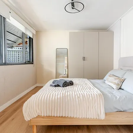 Holiday home A5q Abnb-style 3br House With Balcony & 2 Free Parking Nr Portside Wharf *