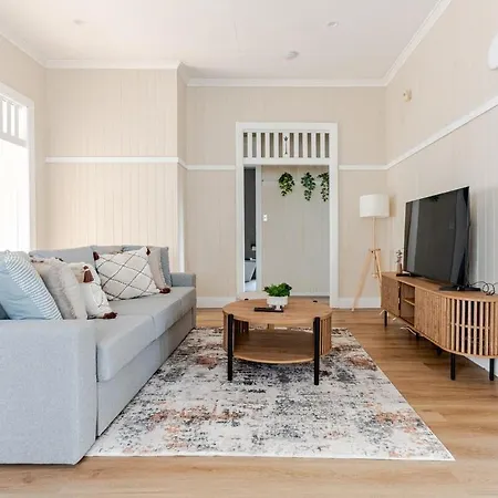 Holiday home A5q Abnb-style 3br House With Balcony & 2 Free Parking Nr Portside Wharf *