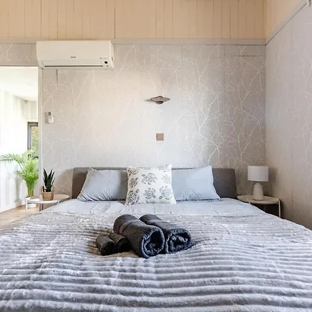 A5q Abnb-style 3br House With Balcony & 2 Free Parking Nr Portside Wharf Holiday home Brisbane