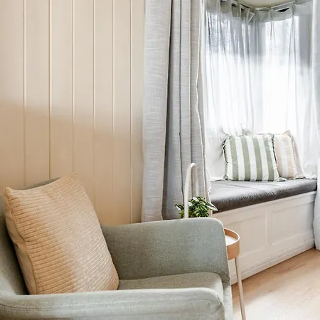 A5q Abnb-style 3br House With Balcony & 2 Free Parking Nr Portside Wharf