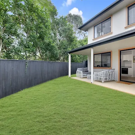 Homely 3-bed Townhouse With Pool & Gym Access Holiday home Brisbane