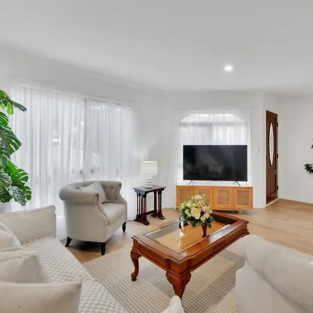 Holiday home Homely 3-bed Townhouse With Pool & Gym Access *
