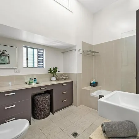 Luxe Inner-city With Views - Teneriffe *