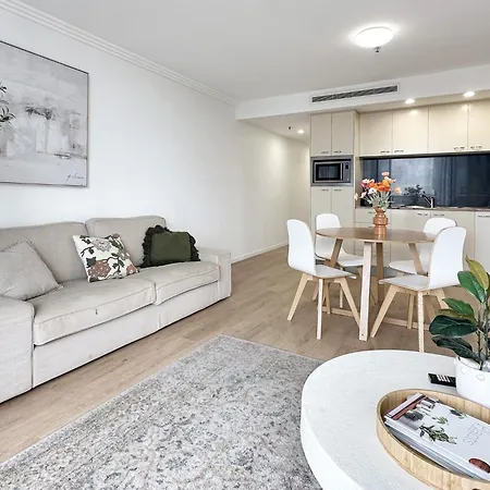 Cbd With Pool & Gym Access *