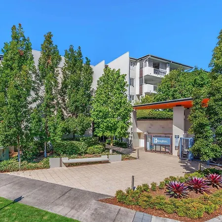 Spacious And Leafy With Pool And Parking - Walk To River Apartment