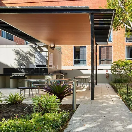 Apartment Spacious And Leafy With Pool And Parking - Walk To River *