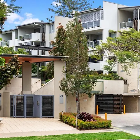 Spacious And Leafy With Pool And Parking - Walk To River * Brisbane