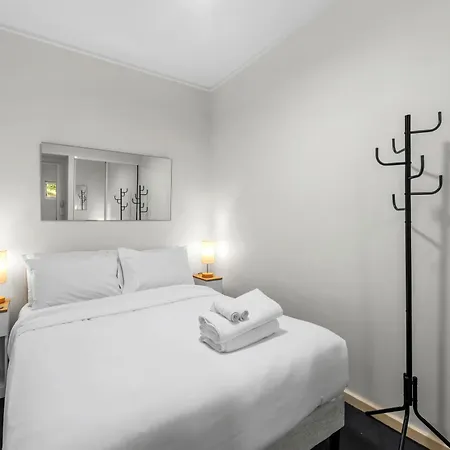 Spacious And Leafy With Pool And Parking - Walk To River Apartment