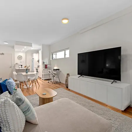 Spacious And Leafy With Pool And Parking - Walk To River *