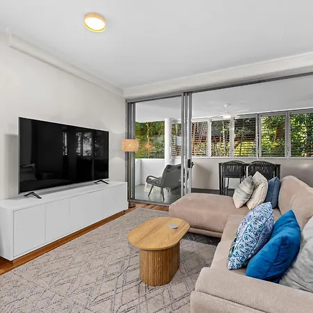 Spacious And Leafy With Pool And Parking - Walk To River Brisbane