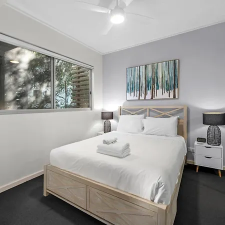 Spacious And Leafy With Pool And Parking - Walk To River Apartment *