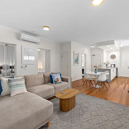 Spacious And Leafy With Pool And Parking - Walk To River Apartment Brisbane