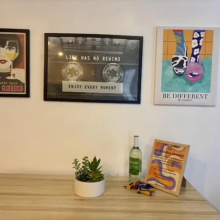 Retro Mania Cbd Sleeps 6 Car Park Included Apartment