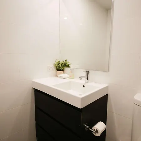 Tranquil River-view 2-bedroom High-rise Apartment *