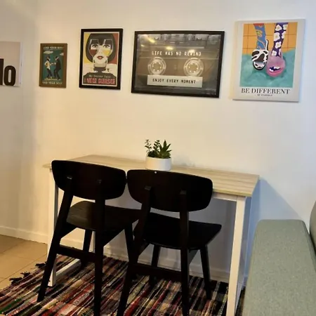 Retro Mania Cbd Sleeps 6 Car Park Included
