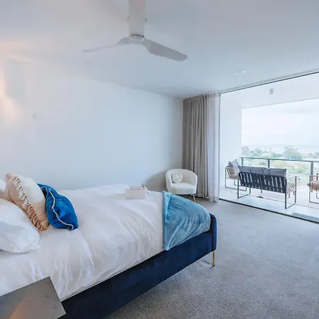 3-bedroom With Sea View, Rooftop Pool, Study & Free Parking Apartment Brisbane