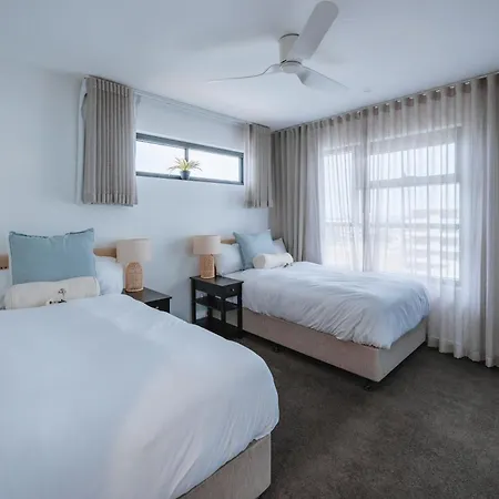3-bedroom With Sea View, Rooftop Pool, Study & Free Parking Apartment