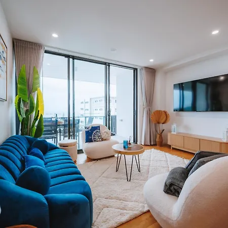 Apartment 3-bedroom With Sea View, Rooftop Pool, Study & Free Parking